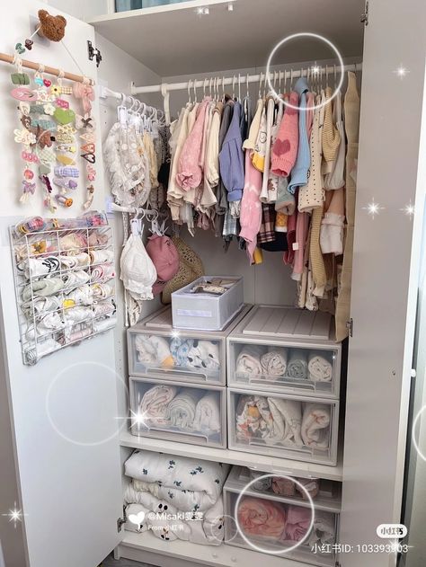 Wardrobe Design Bedroom Aesthetic, Kawaii Closet Organization, Minimalist Organization Bedroom, Small Closet Ideas Aesthetic, Cute Wardrobe Furniture, Cute Closet Ideas Small Spaces, Organize My Room With Me, Korean Closet Organization, Cute Small Closet Ideas