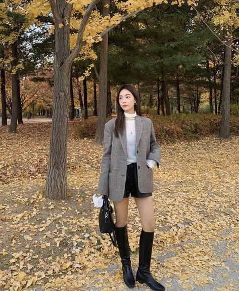 Style White Turtleneck, How To Style Black Boots, Korea Spring Fashion, Outfit Inspo Korean, Winter Spring Outfits, Outfit Inspo Grunge, Japan Outfit Winter, Spring Outfits Japan, Korean Spring Outfits