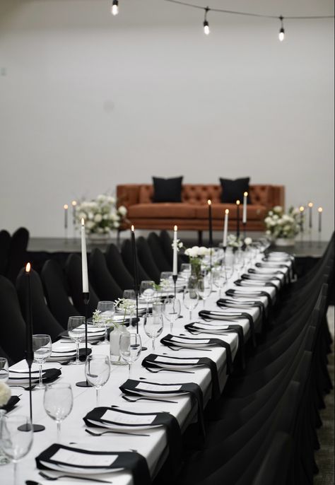 Black And White Long Table Setting, Black Tie Table Decor, Black White Table Decorations, Black And White Bridal Shower Ideas, Man Breakfast, Black And White Event, White Table Decorations, Black And White Party Decorations, Black And White Tablecloth