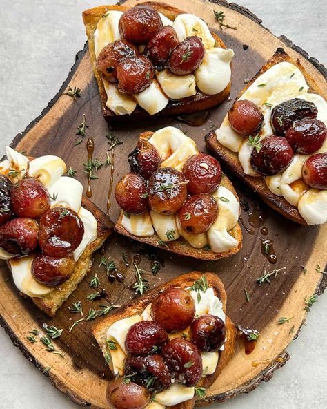 Roasted Grapes And Ricotta, Recipes Using Grapes, Whipped Ricotta Crostini, Fancy Brunch Ideas, Morning Desserts, Fancy Starters, Hobbit Feast, Dinner Party Appetizer, Aesthetic Eating