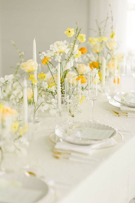 Yellow And Orange Wedding Decor, Pastel Yellow Party Decorations, Yellow White Wedding Theme, Yellow Flowers Table Decor, White And Yellow Birthday Decorations, White And Yellow Table Setting, Yellow Flowers For Weddings, Yellow And White Table Decor, Yellow Flowers Centerpiece