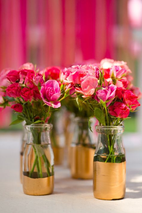 gold-dipped milk bottles - might have to try this with either white or silver and use for Christmas mantle :) Gold Vases, Wedding Centerpieces Diy, Gold Diy, Painted Vases, Deco Floral, Gold Dipped, Deco Table, Gold Paint, Decoration Table