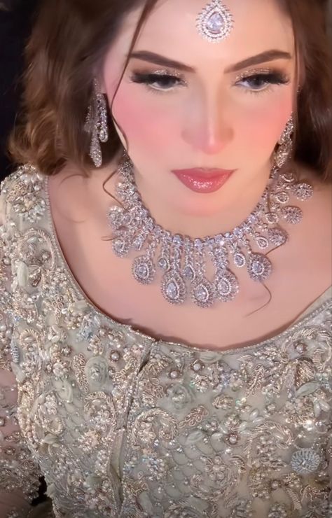 Pakistani Light Makeup, Walima Makeup Looks, Pinkish Makeup Looks, Walima Bride, Bollywood Makeup, Shoes Guide, Engagement Look, Indian Bridesmaid Dresses, Party Makeup Looks