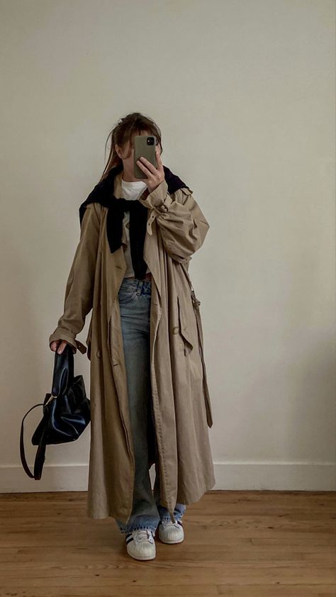 Trench coat oversize, trench coat outfit inspo, autumn style, autumn outfit inspo, fall outfit inspo Winter Outfits Cold Trench Coat, Big Trench Coat Outfit, Long Burberry Trench Coat Outfit, Trench Coat Oversized, Trench Coat Layering Outfit, Spring Trench Coat Outfit Casual, Aesthetic Trench Coat Outfit, Oversize Trench Coat Outfit, Oversized Trench Coat Outfit