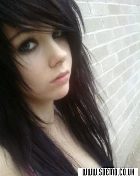 2000s Scene Hairstyles, Grunge Sleaze Aesthetic, Emo Hair Styles Long, Cute Emo Haircuts, Emo Hair Inspiration, Black Emo Hairstyles, Emo Haircuts For Women, Emo Scene Hair Long, Scene Emo Makeup