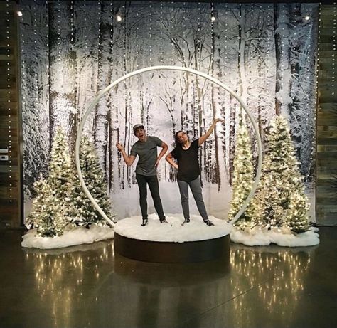 Christmas Snow Globe Photo Booth, Winter Photo Op Ideas, Christmas Backdrops Ideas, Holiday Photo Booth Backdrop, Holiday Stage Decorations, Snow Globe Decorations, New Year Stage Decoration, Photo Booth Ideas For Christmas, Snow Globe Picture Backdrop