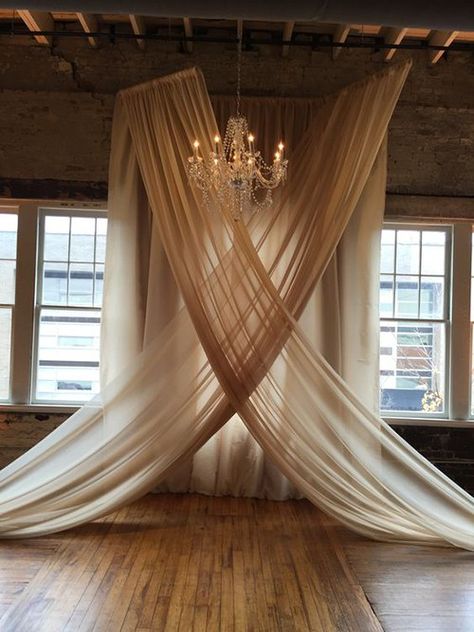 These Chandelier-and-Chiffon Wedding Ceremony Backdrops Are Super Trendy Wedding Ceremony Backdrop Indoor, Bühnen Design, Decoration Evenementielle, Wedding Ceremony Ideas, Tafel Decor, Indoor Wedding Ceremonies, Curtain Backdrops, Studio Foto, Wedding Ceremony Backdrop