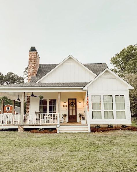 Small White Home Exterior, Old Style House Plans, Small White Farmhouse Exterior, New Old House Plans, White Old Farmhouse, House Exterior Cozy, Small Farm Houses, Small Farm Homes, All White House Exteriors