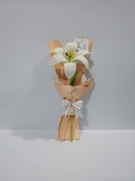 Simple Crochet Flower Bouquet, Crochet Single Flower Bouquet, Small Crochet Bouquet, Single Flower Bouquet, Pipe Cleaner Flowers, Lilly Flower, Flower Wrapping, Crochet Bouquet, Paper Bouquet