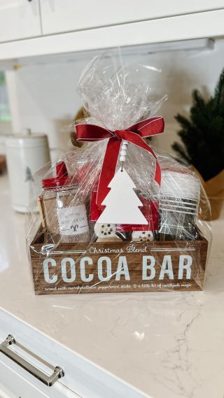 Adult Hot Cocoa Gift Basket, Diy Hot Cocoa Kit Gift, Holiday Hot Cocoa Gift Ideas, Hot Choc Gift Basket, December Gift Basket Ideas, Diy Hot Cocoa Gift Basket, Hot Cocoa Kit Gift Diy Christmas, Hot Cocoa Bar Gift Basket, Christmas Coffee Gift Basket