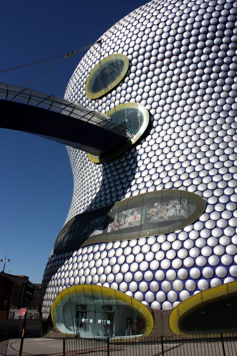 The futuristic Selfridges Building (2003), a shopping center in Birmingham, England, is also known as the "Beehive" due to its honeycomb-like facade and the busy comings and goings of its visitors. Beehive Architecture, Flowing Architecture, Selfridges Birmingham, Unusual Buildings, Architecture Images, Birmingham England, Taking Over The World, Space Architecture, Conceptual Design