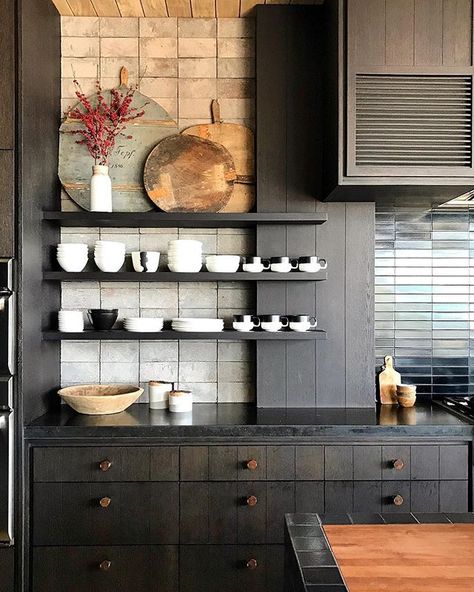 Eric Olsen (@ericolsendesign) • Instagram photos and videos Moody Kitchens, Eric Olsen, Instagram Kitchen, Interior Minimalista, Black Cabinets, Woodworking Ideas, Cheap Decor, Küchen Design, Kitchen Style