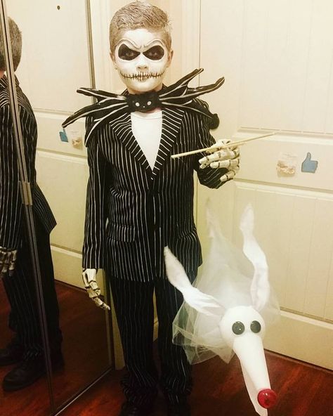 Jack And Zero Costume, Disfraz Jack Skeleton, Jack Skellington Costume Kids, Couple Cosplays, Boys Halloween Costumes Diy, Skellington Costume, Nightmare Before Christmas Costume, Jack Skellington Costume, Jack The Pumpkin King