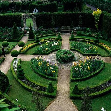 round garden photo Reka Bentuk Landskap, Circular Garden, Front Yard Flowers, Formal Garden Design, Round Garden, Formal Garden, Garden Design Layout, Garden Shrubs, Formal Gardens