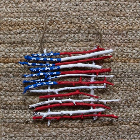 Paint Stick Flag, Diy Maracas, Paint Stir Stick Crafts, Anerican Flag, Austin Activities, 4th Of July Craft, Forest Classroom, Fireworks Craft, Paint Stir Sticks