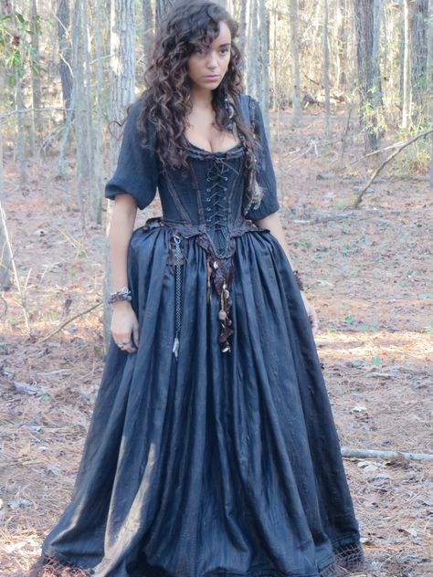 Tituba has gotten a little more witchy season 2.  Notice the charms and amulets hanging off her linen dress. 1600s Witch Dress, Renn Faire Witch, Tavern Wench Costume, Witchy Ren Faire Costume, Renessaince Dress, Tituba Salem, Blue Witch Outfit, Witch Inspired Dress, Witchy Cosplay