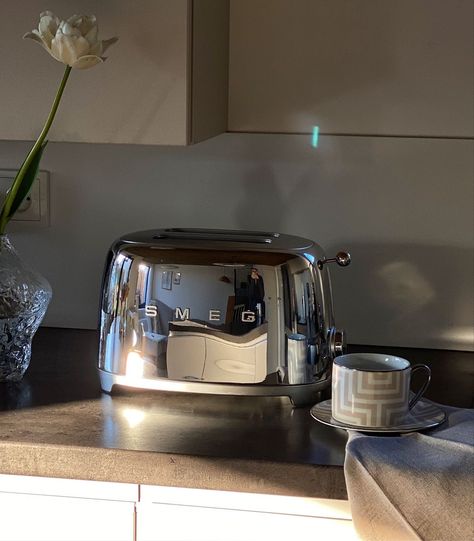 Smag Toaster, Smeg Toaster, Smeg Kitchen, House Organisation, Toasters, Apartment Aesthetic, Dream Apartment, Kitchen Equipment, Apartment Inspiration