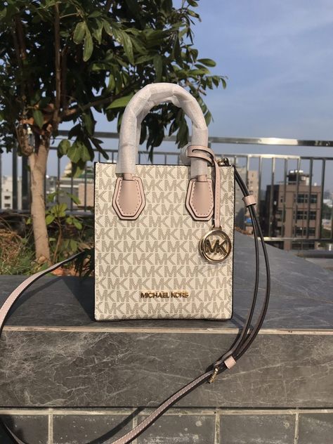 Luxury Cream Michael Kors Bag, Luxury White Michael Kors Bags, Luxury Lady, Woman Handbag, Luxury Michael Kors Bag With Silver-tone Hardware, Michael Kors Bags With Silver-tone Hardware, Michael Kors Mercer, Michael Kors Bags With Gold-tone Hardware, Luxury Bags Collection