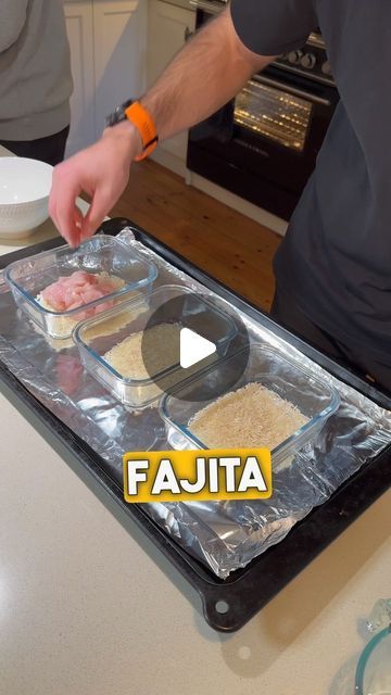 Josh Trinchini on Instagram: "Chicken Fajita Bake Meal Prep 👨‍🍳 🌯 This single serve glass bowl meal prep is such a game changer and I can’t believe how easy it is! If you enjoyed the last one then I promise you this one is even better!! 😋 I highly recommend you give it a go 🤤 Ingredients (for one serve): 50g x raw basmati rice 🍚 150g x lean boneless chicken breast (diced) 1/2 cup x diced capsicums 🫑 1/4 cup x diced red onions 🧅 1/4 packet x fajita seasoning (old El Paso) 100ml x chicken stock 20g x shredded mozzarella cheese 🧀 Optional toppings when serving: Sliced avocado 🥑 Nandos perinaise sauce Method: Preheat the oven to 180 Degrees Celsius. In a glass meal prep container add your rice, chicken, capsiums, onion, fajita seasoning and then the stock. Mix until everything is Chicken Fajita Bake Meal Prep, One Container Meal Prep, Chicken Bake Meal Prep, Oven Bake Meal Prep, Glass Container Meal Prep Recipes, Chicken Fajita Meal Prep Bowls, Glass Meal Prep Recipes, Baked Diced Chicken, Meal Prep Oven Bowls