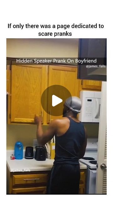 Scare Pranks on Instagram Halloween Scares Pranks, Christmas Pranks Ideas, Scary Halloween Pranks, Invisible Scare Prank, Hidden Speaker Prank, Funny Scare Pranks, Scaring People Pranks, Jump Scares Videos Pranks, Scaring People Funny Scary