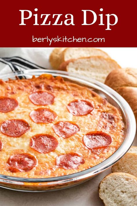 A cheesy pepperoni pizza dip with sour cream featuring spicy pepperonis, three kinds of cheese, pizza sauce, and Italian spices! #berlyskitchen Pretzel Dips, Dip Night, Pizza Dips, Pepperoni Dip, Pizza Dip Recipes, Pepperoni Pizza Dip, Bagel Dip, Dip Recipes Hot, Best Dip Recipes