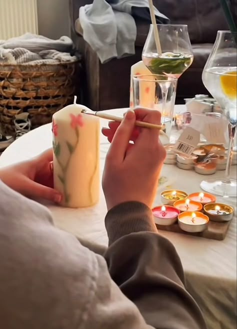 Crafts With Friends Aesthetic, Painting Candles With Candles, Candle Painting Party, Candle Painting With Wax Ideas, Painting On Candles, Painting Date Ideas, Candle Painting Ideas, Girly Activities, Friends Date Night