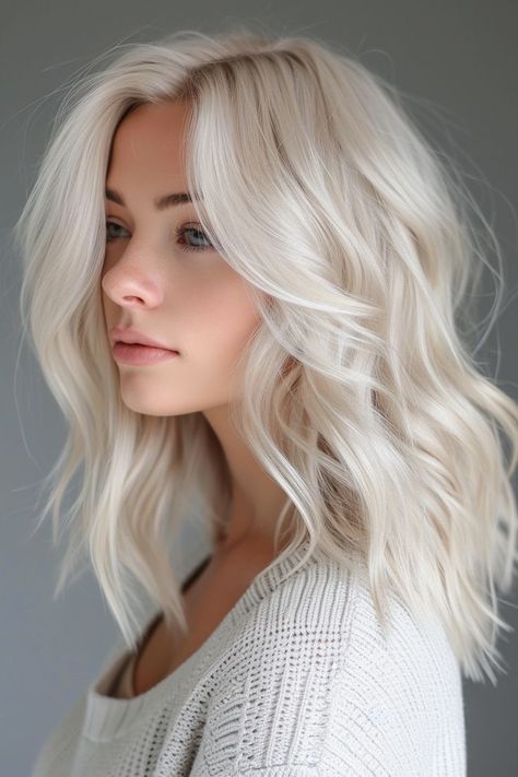 Messy Pixie Haircut, Blonde Lowlights, Platinum Blonde Hair Color, Blonde Hair Transformations, Summer Blonde Hair, Short Silver Hair, White Blonde Hair, Fesyen Rambut, Belle Blonde