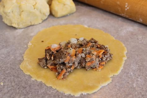 Easy Pasties Recipes Michigan, Pasties Recipes With Pie Crust, Pasty Recipe Michigan, Veggie Pies, Pasties Recipes, New Years Appetizers, Cornish Pasties, Hand Pie Recipes, Savory Pastry