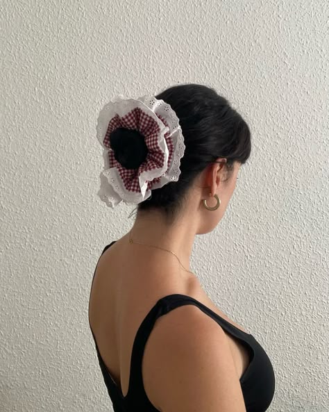 Big Scrunchies Hairstyles, Big Scrunchies, Scrunchies Hair, Scrunchie Hair, Handmade Sewing, June 30, Alter Ego, Scrunchie Hairstyles, Hair Ideas