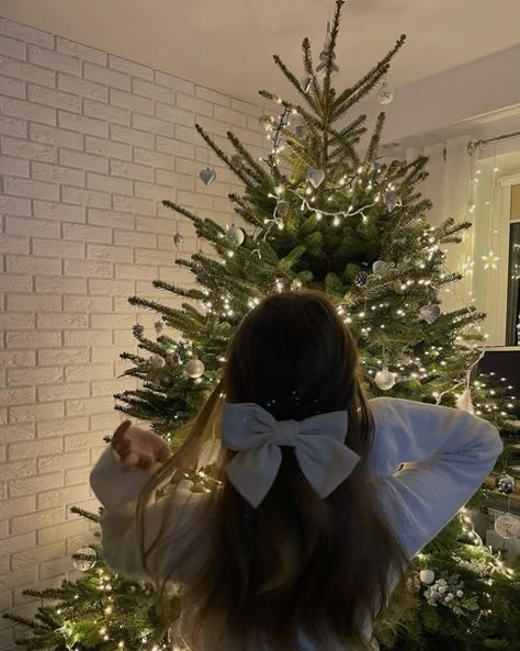 Christmas Clean Girl Aesthetic, Clean Girl Christmas Aesthetic, Clean Christmas Aesthetic, Christmas Clean Girl, Christmas Girl Aesthetic, Christmas Pictures Aesthetic, Maja Core, Date Ideas For Him, Clean Girl Christmas