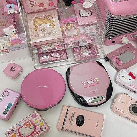 Cd Case Aesthetic, 2000s Gadgets, Aesthetic 2000s, Tech Aesthetic, Cd Case, Girls Attire, Cute Camera, Retro Gadgets, Dvd Case