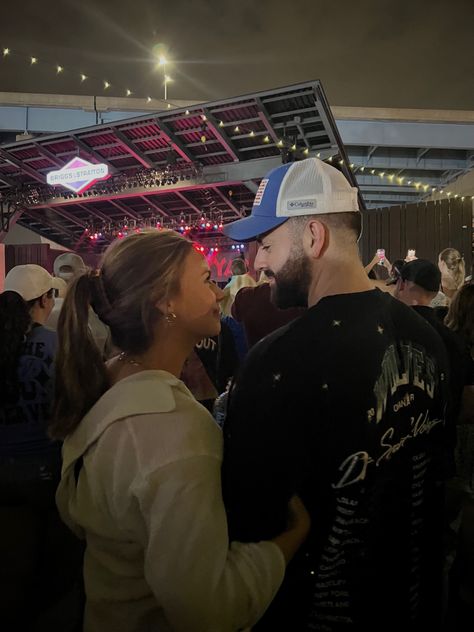 Couple Poses Festival, Concert Photo Ideas Couple, Concert Date Aesthetic, Country Concert Couple Pictures, Couple At Concert, Concert Couple Pictures, Couple Concert Pictures, Double Dates Aesthetic, Boyfriend Moodboard