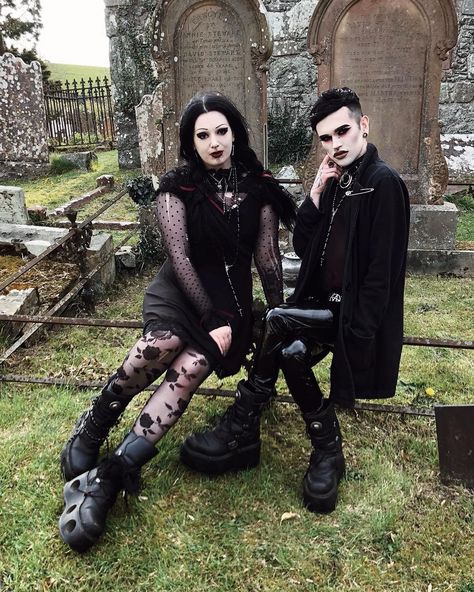 Aesthetic Outfits Couple, 90s Punk Aesthetic, Metalhead Makeup, Outfit Ideas Goth, Grunge Goth Aesthetic, Goth Couple, Gothic Culture, 90s Punk, Goth Subculture