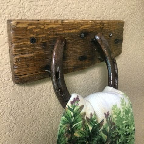 Diy Towel Holder, Towel Holder Diy, Diy Towel Rack, Horseshoe Projects, Diy Towels, Barn Wood Projects, Horseshoe Crafts, Horseshoe Art, Horse Shoes