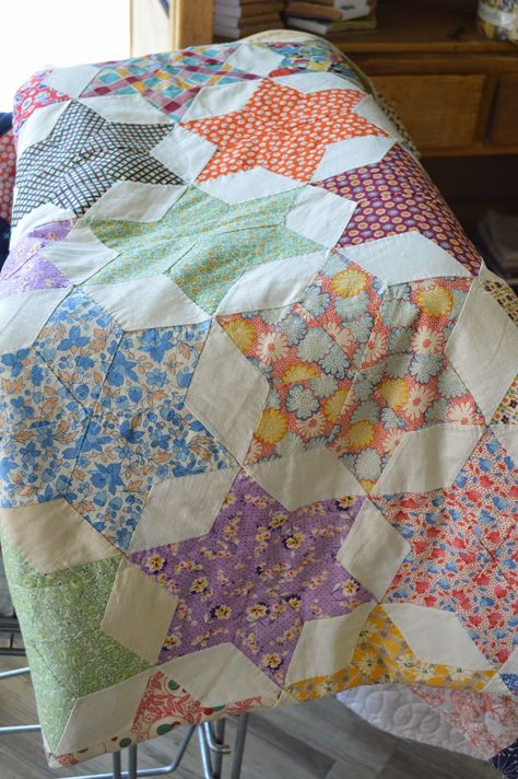 THE QUILT BARN: Vintage Quilt Thursday: 6 Pointed Star Quilt Crochet, 6 Pointed Star, Pretty Quilts, Vintage Quilts Patterns, Patchwork Ideas, Quilts Vintage, Quilts Patterns, Crochet Embroidery, Star Quilt Patterns