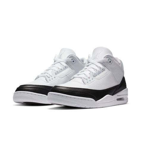 The fragment design x Nike Air Jordan 3 Retro SP truly embodies the motto "Less is more". The monochromatic pair features a white tumbled leather base and black lather across the mudguard and heel. The branding on this pair is done subtly in the forms of stitched-on Jumpman logo and style code on the midsole. On the heel, a translucent heel tab reveals the fragment thunderbolt logo. Hiroshi Fujiwara, Jordan Retro 3, Retro 3, Jordan Logo, White Cement, Jordan 3 Retro, Black Cement, Moda Streetwear, Air Jordan 3 Retro