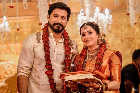 Actress Bhama marries Arun - Wedding picture Rekhitha R. Kurup, better known by her stage name Bhamaa, is an Indian film actress who has mainly appeared in Malayalam and Kannada language films. She made her debut in 2007 with the film Nivedyam directed by A. K. Lohithadas. In a career spanning over a decade, she has starred in over 40 films. Bhama Actress Wedding, Kerala Hindu Bride, Christian Bride, Kannada Language, Couples Outfits, Album Collection, Kerala Bride, Marriage Dress, Indian Wedding Couple Photography