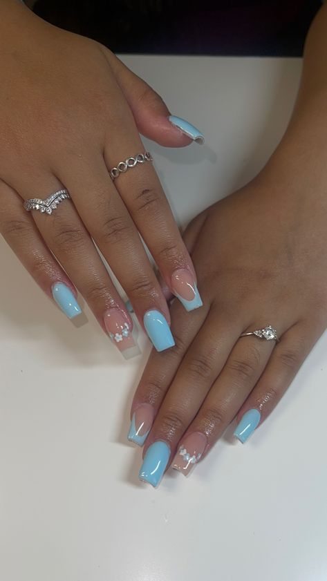 Cute summer/spring nail set Summer Baby Blue Nails, Cute Hoco Nail Designs, Light Blue Nails With Design Square, Light Blue Nail Ideas Almond, Short Baby Blue Nail Ideas, Baby Blue Acrylic Nails Designs Ideas, Blue Summer Nails Square, Short Nails Blue Design, Baby Blue Birthday Nails