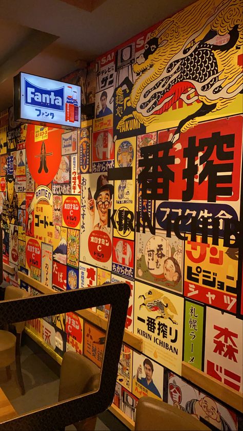 Ramen Place Aesthetic, Taiwan Restaurant Design, Japanese Aesthetic Restaurant, Japanese Izakaya Interior, Izakaya Aesthetic, Asian Market Aesthetic, Ramen Restaurant Aesthetic, Japanese Bar Design, Japanese Restaurant Aesthetic