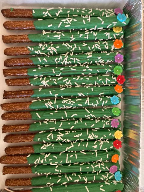 Mexican Theme Xv Decorations, Fiesta Theme Candy Table, Fiesta Themed Dessert Table, Fiesta Sweets Table, Mexico Party Food, Mexican Theme Party Dessert Table, Fiesta Theme Dessert Ideas, Fiesta Deserts, Pretzel Cactus Sticks