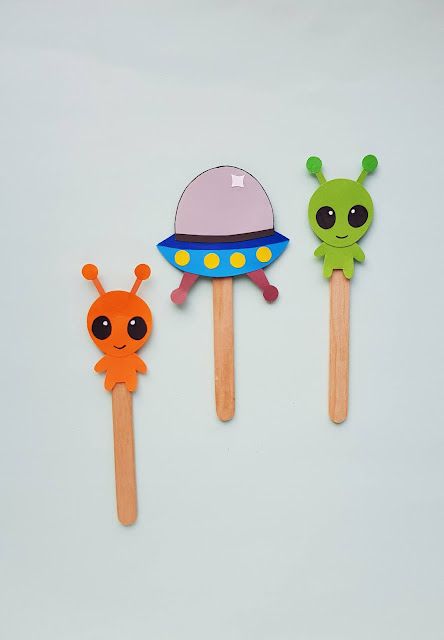 How to Make Alien and UFO Paper Craft Puppets for Space Fun and Learning Space Themed Swaps, Alien Crafts For Kids, Preschool Space Theme, Alien Diy, Ship Paper, Alien Craft, Alien Headband, Planet Crafts, Space Crafts For Kids