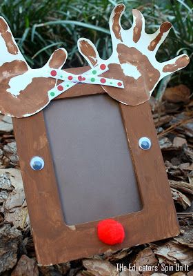 Preschool Reindeer Crafts and Learning Activities. Reindeer frame makes the perfect gift to share this upcoming holiday season with family and friends Handprint Reindeer, Craft Frame, Reindeer Handprint, Juleverksted For Barn, Reindeer Craft, Christmas School, Daycare Crafts, Preschool Christmas, Christmas Crafts For Kids