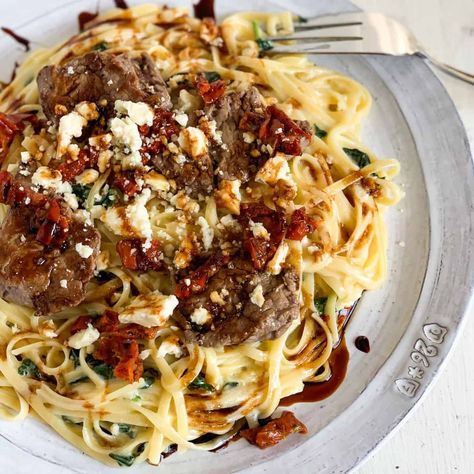 This Steak Gorgonzola with Alfredo Sauce recipe will have your family thinking that you ordered takeout from Olive Garden! Steak Gorgonzola Alfredo, Gorgonzola Alfredo, Steak Gorgonzola, Copycat Recipes Olive Garden, Creamy Alfredo Sauce, Mignon Steak, Filet Mignon Steak, Olive Garden Copycat, Olive Garden Recipes