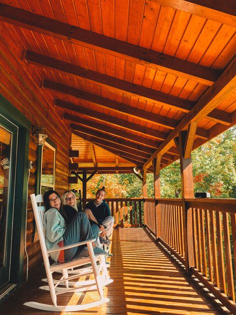 Cottage Getaway Aesthetic, Smoky Mountains Bachelorette, Gatlinburg Picture Ideas, Cabin Retreat Aesthetic, Birthday In The Mountains, Cabin Trip Pictures, Camping Cabin Aesthetic, Friend Cabin Trip, Tennessee Cabin Aesthetic