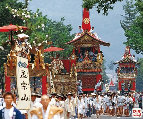 Kyoto 's Gion Matsuri, the most famous festival in Japan Gion Matsuri Festival, Gion Matsuri, Matsuri Festival, Festival Aesthetic, Japanese Festival, Dinosaur Wallpaper, Festival Image, Japan Culture, Kyushu