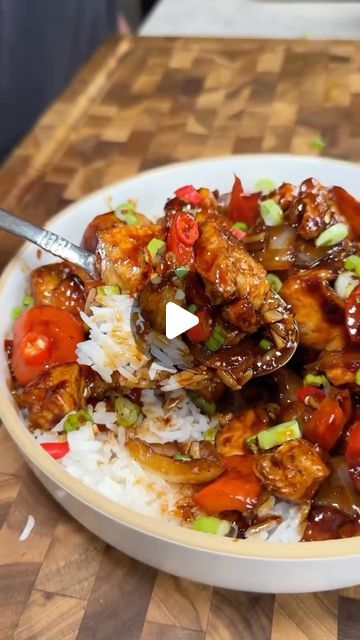 Eating Healthy | Recipes | Nutrition on Instagram: "20-Minute Honey Chili Chicken 🙌  Macros (x4 servings): 407 calories |51g P | 14g C | 15g F  Ingredients: 1.5lbs Diced Chicken Breast, boneless skinless Salt & Pep, to taste Garlic powder, 1 tsp 3 tbsp corn starch Avocado oil spray, 3-4 seconds Garlic, 3-4 cloves finely minced  Red bell pepper, cut into squares White onions, cut into squares  Sauce: 1/2 cup dark soy sauce 1/4 cup of honey 3 tbsp of sweet chili sauce 2 tablespoons of sriracha sauce 1 tablespoon of Chinese five spice 1 teaspoon of cornstarch (mixed with 1/4 cup water)  Garnish:  Green onions Sliced Red Chilli  Instructions: 1. Cut chicken into cubes then place in a bowl and season with salt, pepper, garlic powder, and cornstarch  2. Transfer to air fryer rack, spray with av Honey Chili Chicken, Chicken Breast Boneless Skinless, Chili Chicken Recipe, Kale And Bean Soup, Chinese Five Spice, Digital Cookbook, Dark Soy Sauce, Five Spice, Chili Chicken