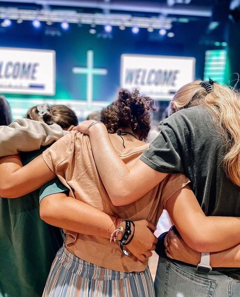 fortnite? #prayer #prayercircle #praying #youthgroup Friends That Pray Together, Friends Worship Together, God Centered Friendships, Praying Over Someone, Friends Praying Together, Godly Friendship Aesthetic, Praying Circle, Praying Friends, Forest Frank