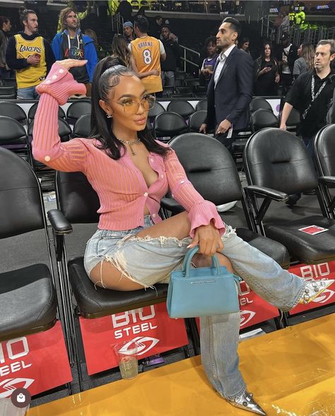 Rockets Game Outfit Women, Nba Game Outfit Woman Black Women, Basketball Date Outfit, Basketball Outfit For Women Fashion, Boxing Match Outfit Ideas Women, Court Side Outfit Basketball Games, Basketball Game Outfit Women Casual, Nba Basketball Game Outfit Women, Nba Outfit For Women