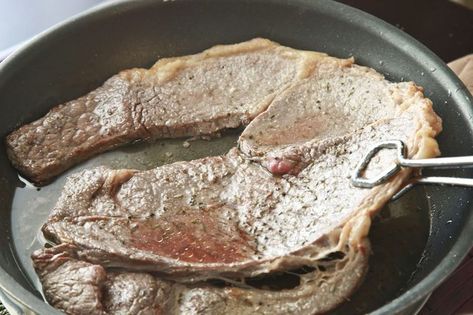 Steak In A Skillet, Beef Round Steak Recipes, Bottom Round Steak Recipes, Beef Bottom Round Steak, Steak Recipes Skillet, Beef Top Round Steak, Steak On Stove, Bottom Round Steak, Beef Round Steak