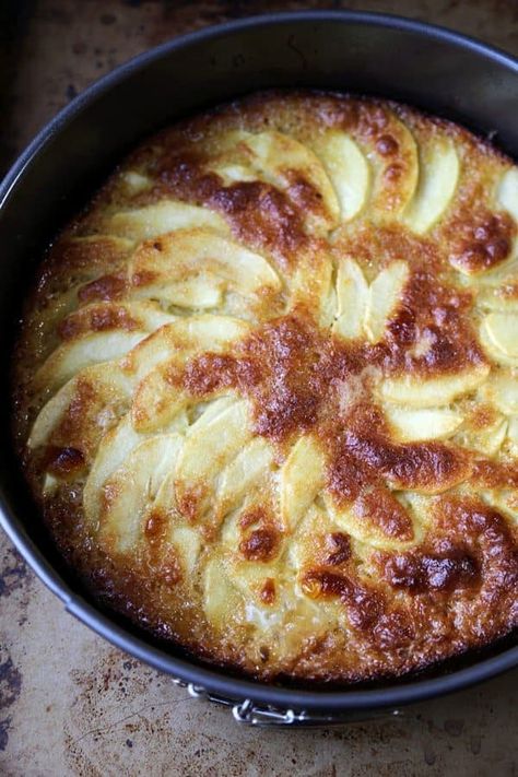 Sukkot Recipes, Easy Apple Cake, Fresh Apple Cake, Caramel Apple Cake, Olive Oil Recipes, Oil Cake, Olive Oil Cake, Easy Asian Recipes, French Dessert